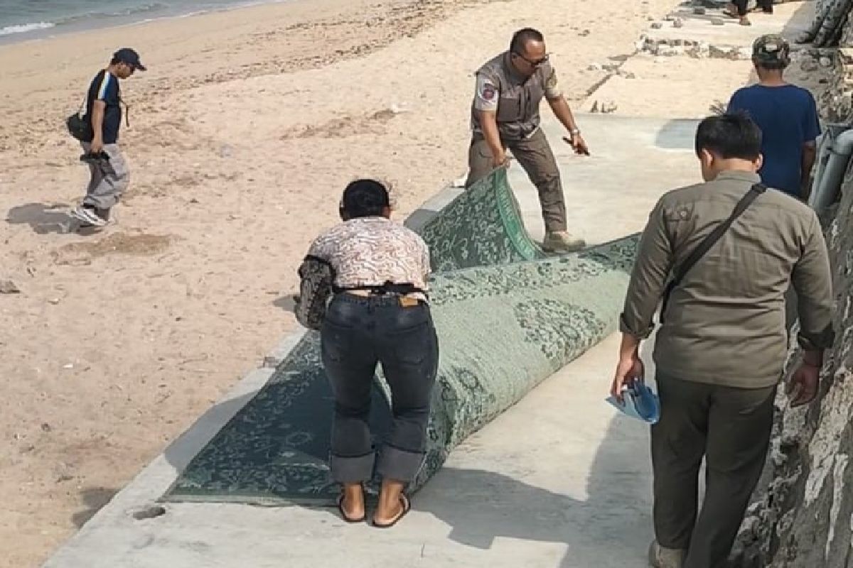 Satpol PP Tertibkan Praktik Sewa Tikar di Pantai Sepanjang Gunungkidul