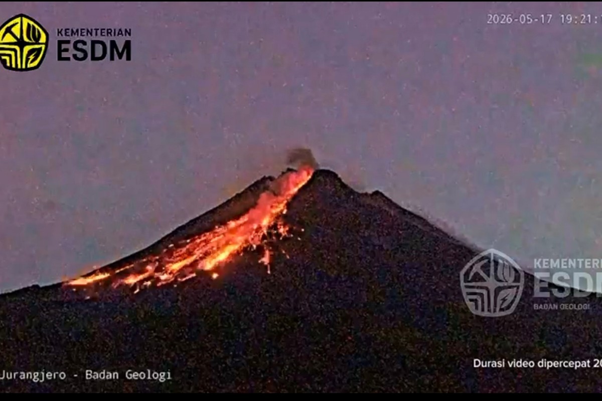 Gunung Merapi Luncurkan Awan Panas 2 Km ke Arah Barat