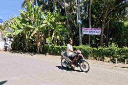Warga Garongan Pasang Spanduk Sindir Dugaan Pungli Lurah