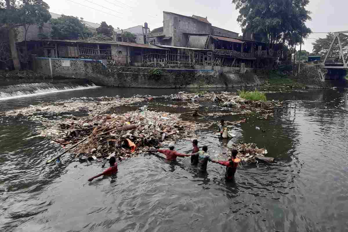 Sampah Menggunung di DAM Winongo, Irigasi Sawah Tersendat