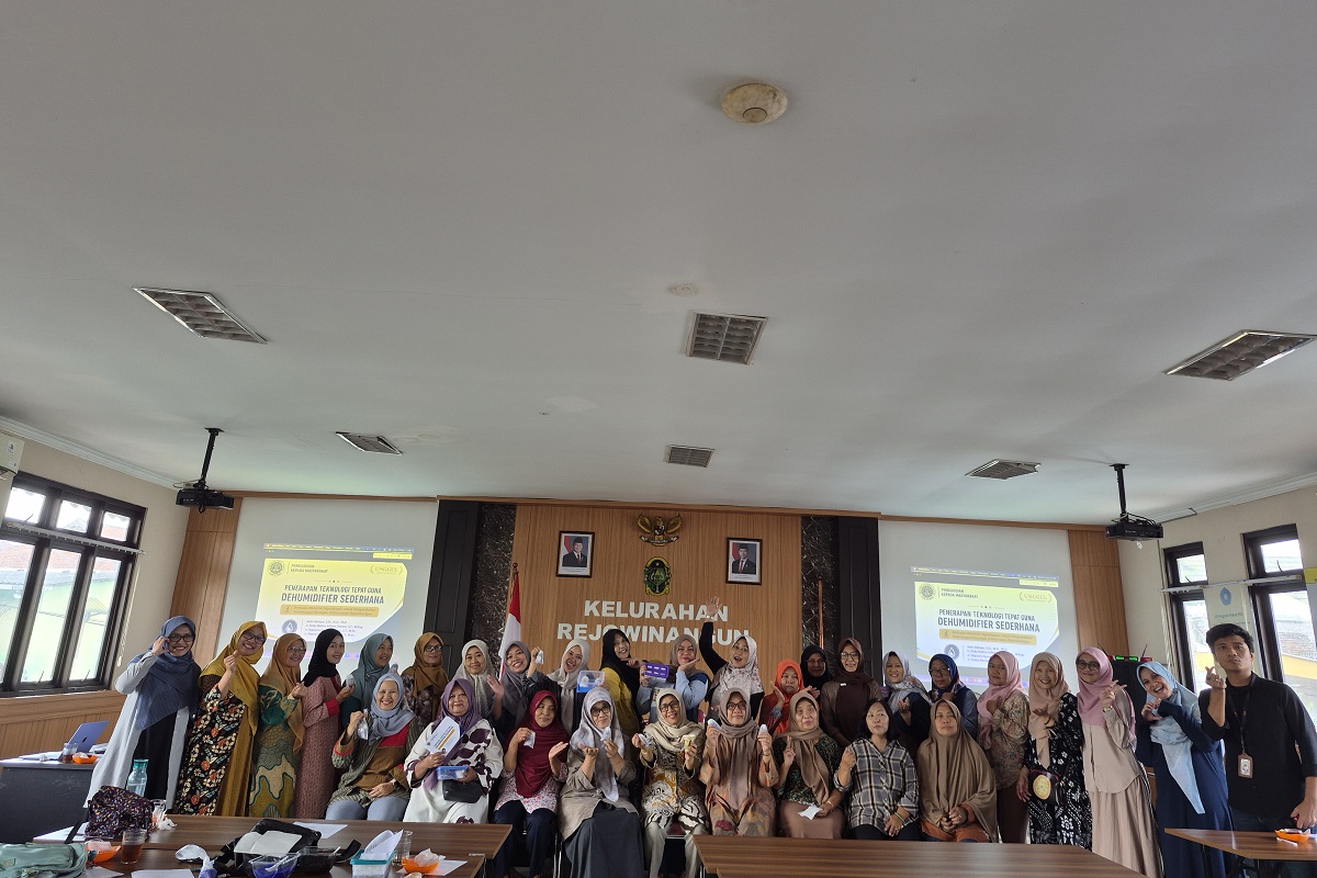 Teknik Kimia dan Teknik Industri UAD Latih Warga Buat Dehumidifier