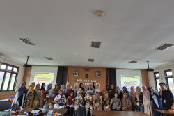 Teknik Kimia dan Teknik Industri UAD Latih Warga Buat Dehumidifier