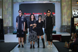 BLACKINK dan Tenun Nusantara Tampil Gothic di Jogja