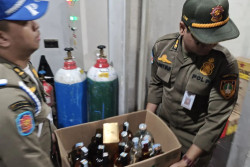 Satpol PP Solo Sita 34 Botol Miras Tak Berizin Saat Razia Malam