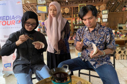 Astra Perkuat Desa Wisata Krebet, Dorong Regenerasi Perajin Batik Kayu