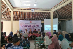 BEDAH BUKU: Warga Diajak Kelola Sampah Jadi Sumber Penghasilan