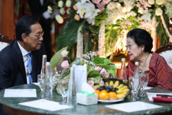 Momen Sri Sultan HB X dan Megawati Berbincang Akrab
