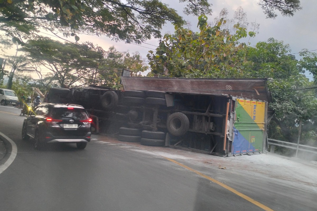 Tronton Terguling di Bokong Semar, Jogja-Wonosari Lumpuh Seharian