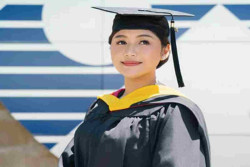 Erina Gudono Lulus S2 di AS Sambil Mengasuh Bebingah