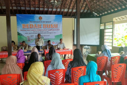 BEDAH BUKU: Warga Nglanggeran Diajari Cara Beternak Ayam Joper