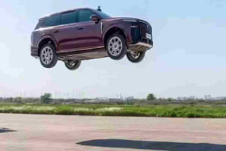 SUV China Ini Terbang 20 Meter dan Tetap Utuh