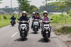 Ribuan Warga Slawi Sambut Meriah Yamaha Gear Ultima Hybrid 125