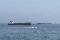 Selat Hormuz Memanas: Iran Perketat Akses, AS Tetap Blokade