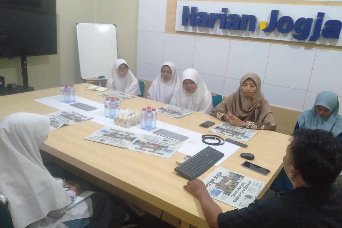 Santri Pesantren Baitussalam Belajar Jurnalistik di Harian Jogja