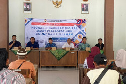Bedah Buku di Ngawis Soroti Bahaya Judol dan Pinjol Ilegal