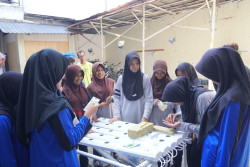 Siswa Diajak Belajar Membuat Hidroponik dari Galon Bekas