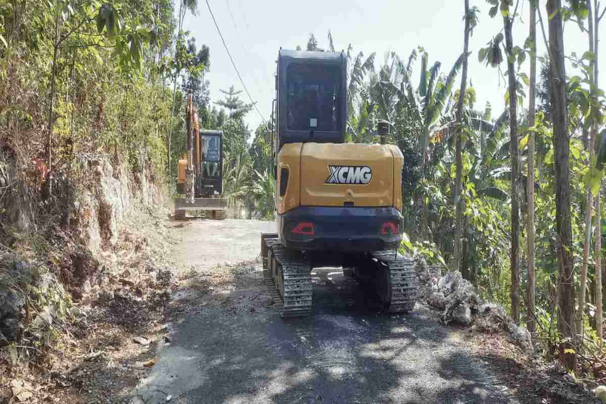 Akses Wisata Gesing Diperlebar, Warga Swadaya Pangkas Tebing dan Pohon