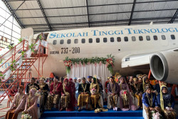 NIKAH MASSAL: Puluhan Manten Berucap Janji Suci di dalam Pesawat