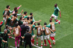 Hujan Kartu Merah Warnai Kemenangan Meksiko 2-0 atas Afrika Selatan