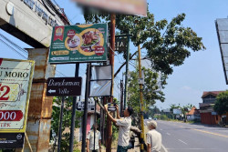 Satpol PP Bantul Tertibkan Reklame Menunggak Pajak