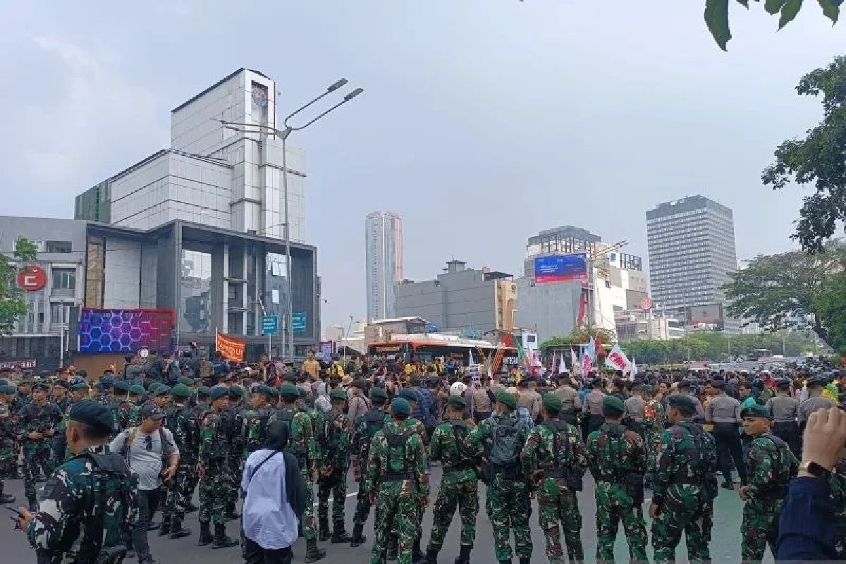 Mahasiswa Demo di Bundaran HI Tertahan Polisi, Ini Alasannya