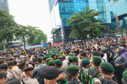 Demo Mahasiswa Lumpuhkan Rute Transjakarta di Jakarta
