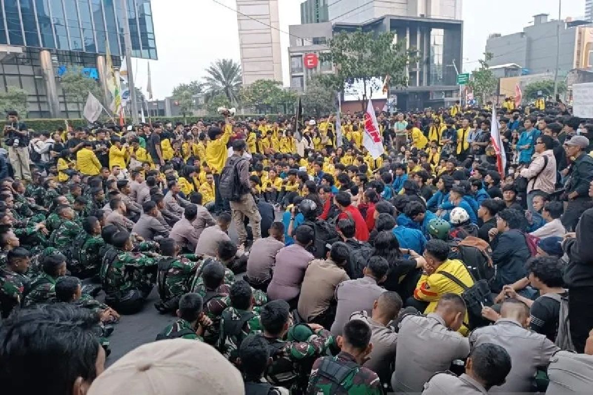 Sebagian Massa Aksi Bertahan di Thamrin, Polisi Sterilkan Bundaran HI