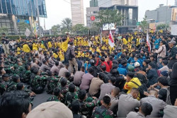 Sebagian Massa Aksi Bertahan di Thamrin, Polisi Sterilkan Bundaran HI