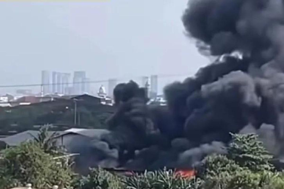 Gudang PVC di Pluit Terbakar, 14 Mobil Damkar Dikerahkan