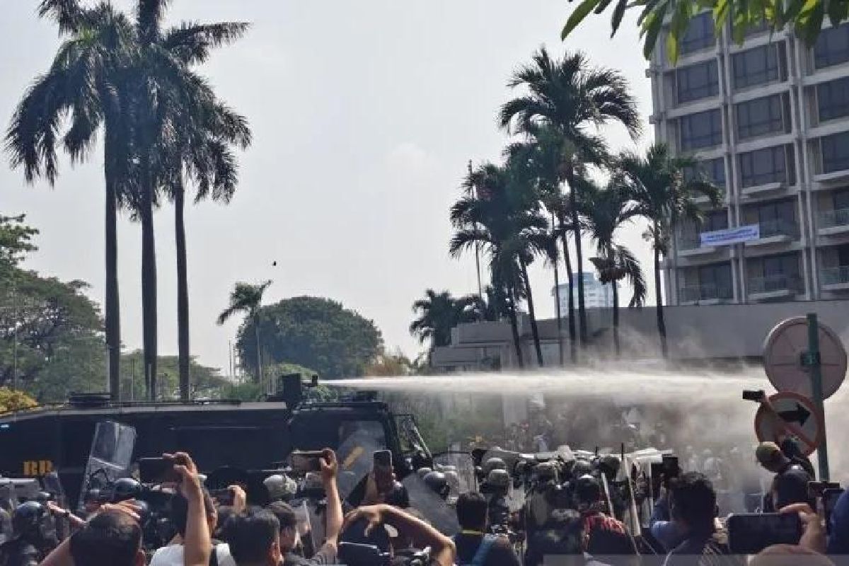 Ricuh! Eksekusi Eks Hotel Sultan Dibubarkan Water Canon