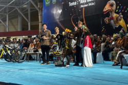 Gibran Hadiahi Sepeda dan Alat Musik untuk Peserta Pesparawi di Papua