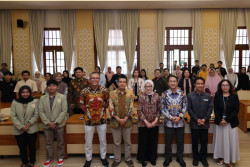 LPS Berikan Bantuan untuk Mahasiswa UGM Terdampak Banjir Sumatera