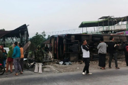 Rem Diduga Blong, Bus Pendaki Gunung Lawu Tabrak Rumah Makan