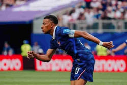 Mbappe Sudah Cetak Gol, Badai Petir Paksa Prancis vs Irak Berhenti