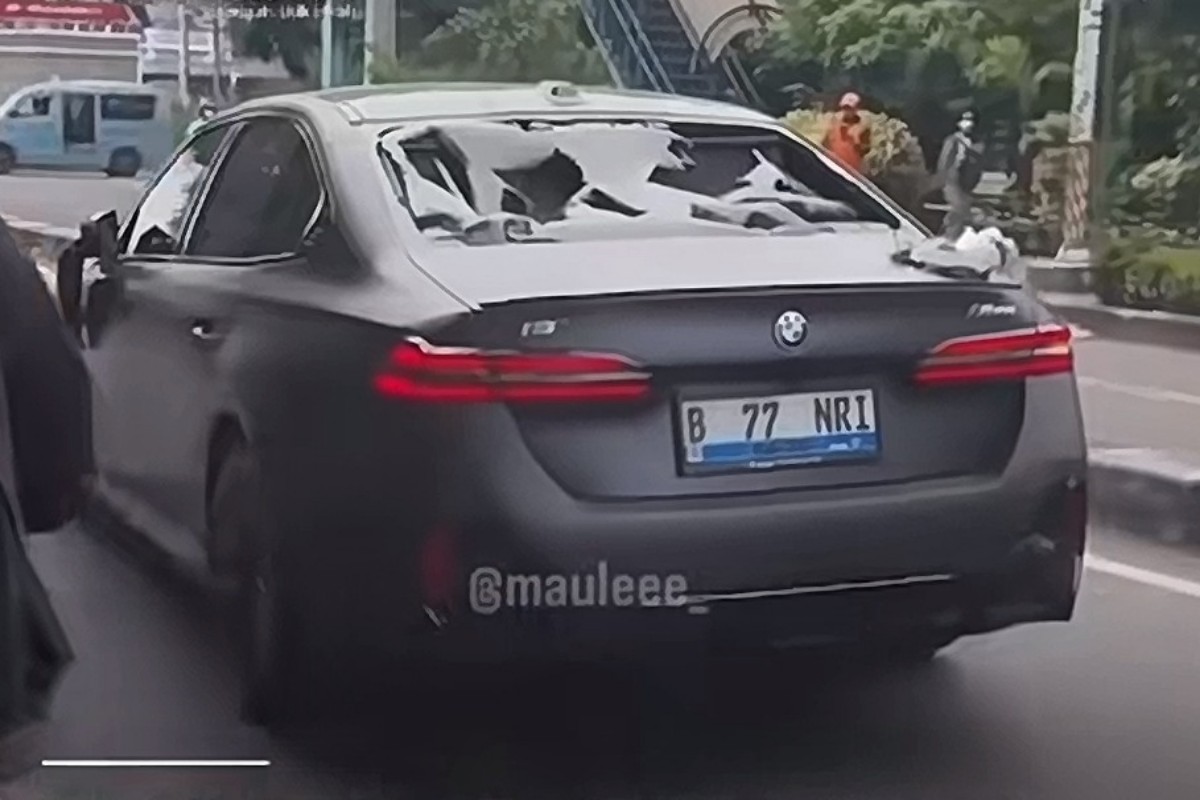 Viral BMW Listrik Dirusak Massa Seusai Tabrak Ojol, Berakhir Damai