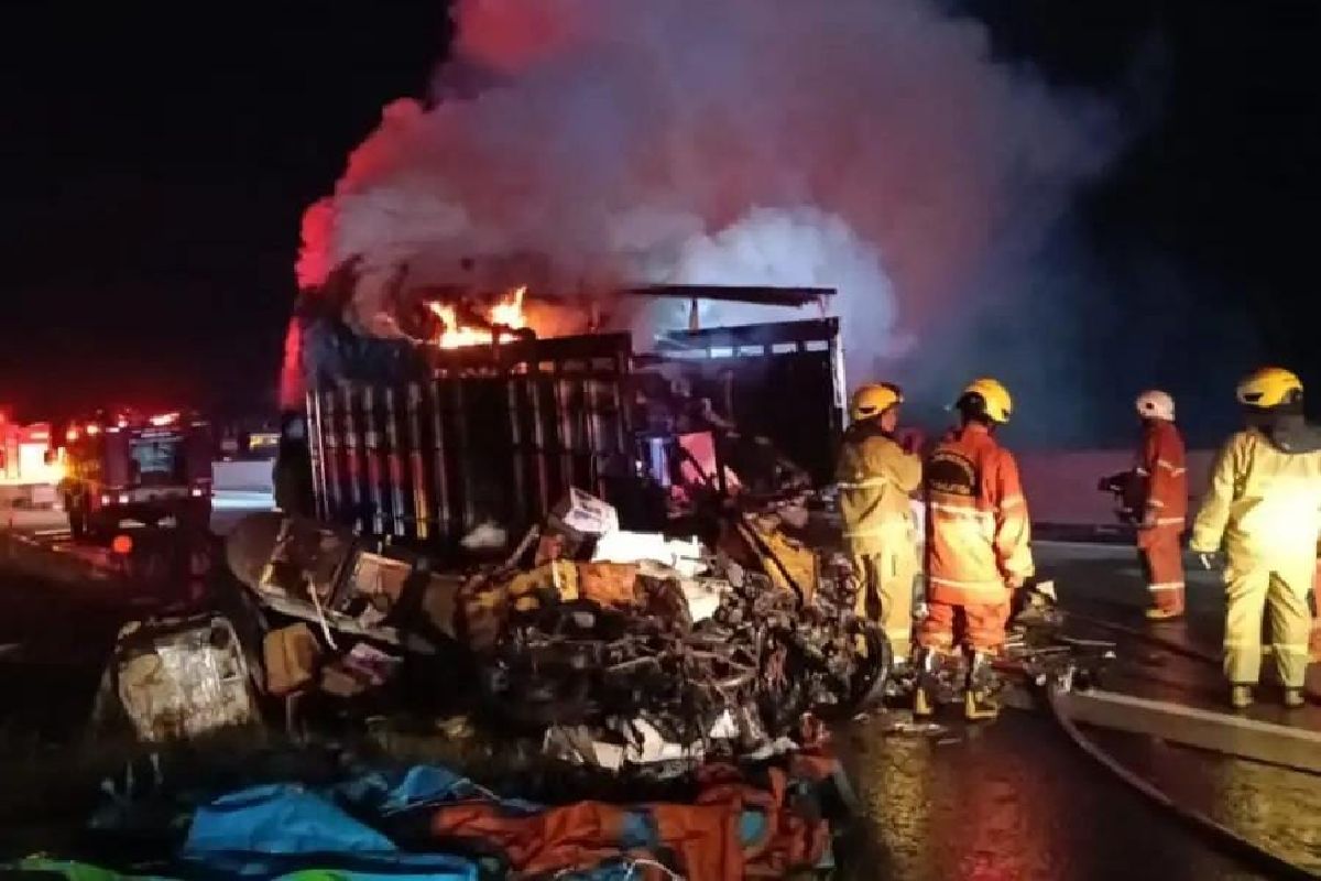 Truk Paket Terbakar di Tol Semarang-Solo