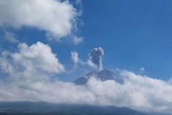 Gunung Semeru Meletus 4 Kali, Warga Diminta Waspada