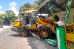 Mesin Mati Saat Menanjak, Truk Towing Hantam Pagar dan Teras Masjid