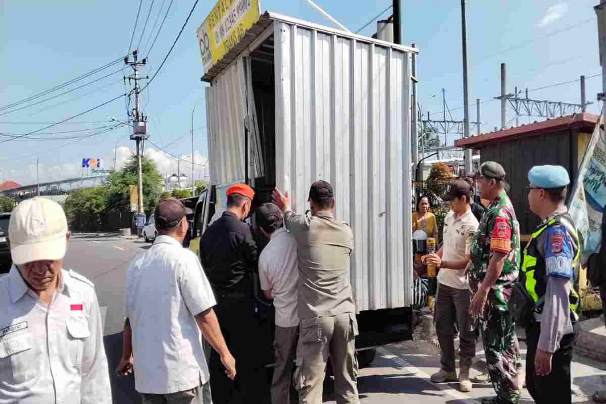 KAI Bersama TNI-Polri Tertibkan Kawasan Selatan Stasiun Yogyakarta