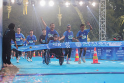 Ahmad Luthfi Dorong Kursi Roda Anak di Borobudur Playon 2026