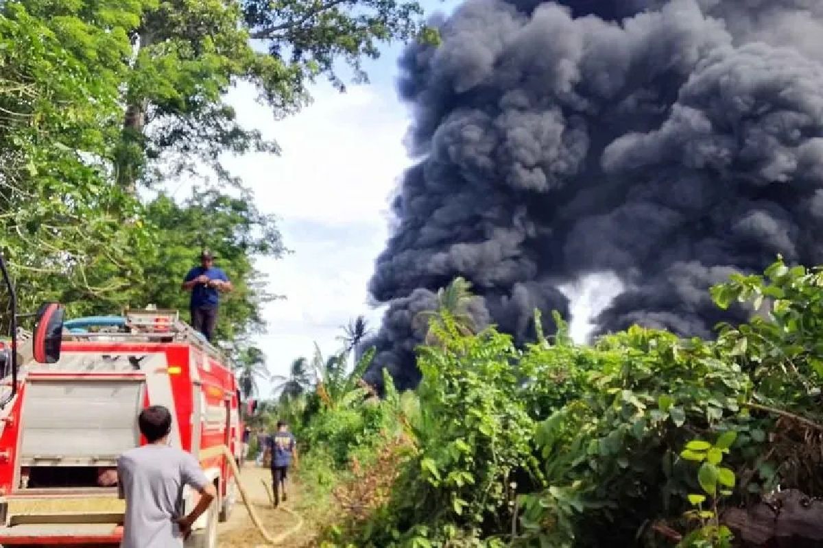 Sumur Minyak Tradisional di Aceh Timur Meledak, Api Masih Berkobar