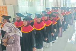 Ribuan Lansia Antre Masuk Sekolah di Kota Jogja, Puluhan Diwisuda