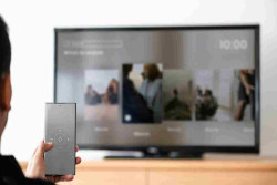 Gak Ribet! 5 Cara Mudah Sambungkan HP ke TV
