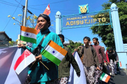 Berpakaian Adat, 1.000 Siswa Sleman Sambut Prabowo dan Narendra Modi