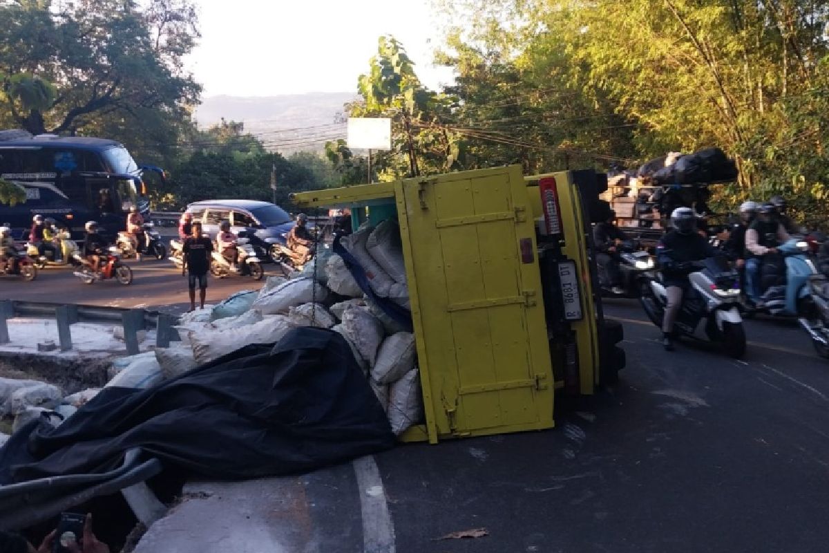 Truk Muatan 9 Ton Gaplek Terguling di Tikungan Bokong Semar Piyungan