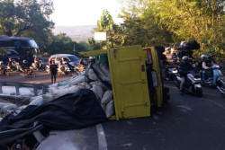 Truk Muatan 9 Ton Gaplek Terguling di Tikungan Bokong Semar Piyungan