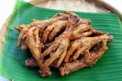 Suka Makan Ceker Ayam? Waspadai Risiko Ini!