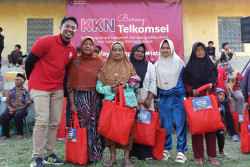 KKN Bareng Telkomsel Rayakan Hadirnya Sinyal di Desa Cipetung
