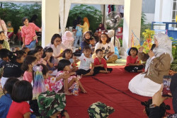 Anak-anak di Gowongan Belajar Kelola Sampah Lewat Dongeng