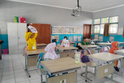 Hanya Peroleh 11 Murid Baru, SDN Pingit Andalkan Gotong Royong